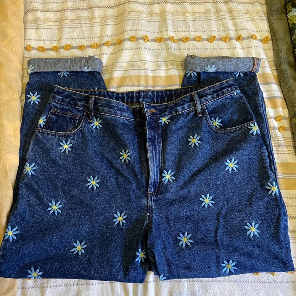 Lucy & Yak Dana Mom Jeans Organic Denim Daisy-Mae Embroidery